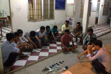 Bắt quả tang 15 đối tượng đang lắc tài xỉu tại... "sòng dã chiến"