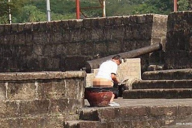 Truy tìm du khách phóng uế ở thành cổ