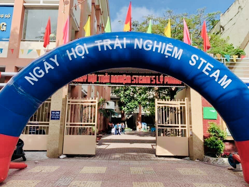 Ngôi trường có 100% lớp học được lắp máy lạnh: Tâm huyết của những nhà giáo - 1 Ngôi trường có 100% lớp học được lắp máy lạnh: Tâm huyết của những nhà giáo - 1