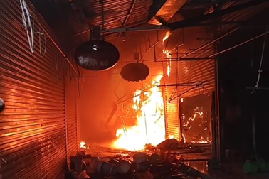 "Bà hỏa" thiêu rụi hàng loạt ki ốt chợ huyện ngày đầu năm