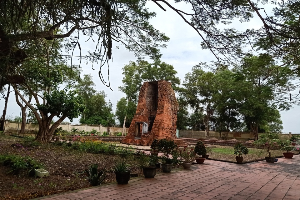 Tháp cổ ngàn năm tuổi ở xứ Công tử Bạc Liêu - 1 Tháp cổ ngàn năm tuổi ở xứ Công tử Bạc Liêu - 1