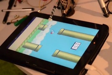 Robot tự chế chơi Flappy Bird cực “siêu”