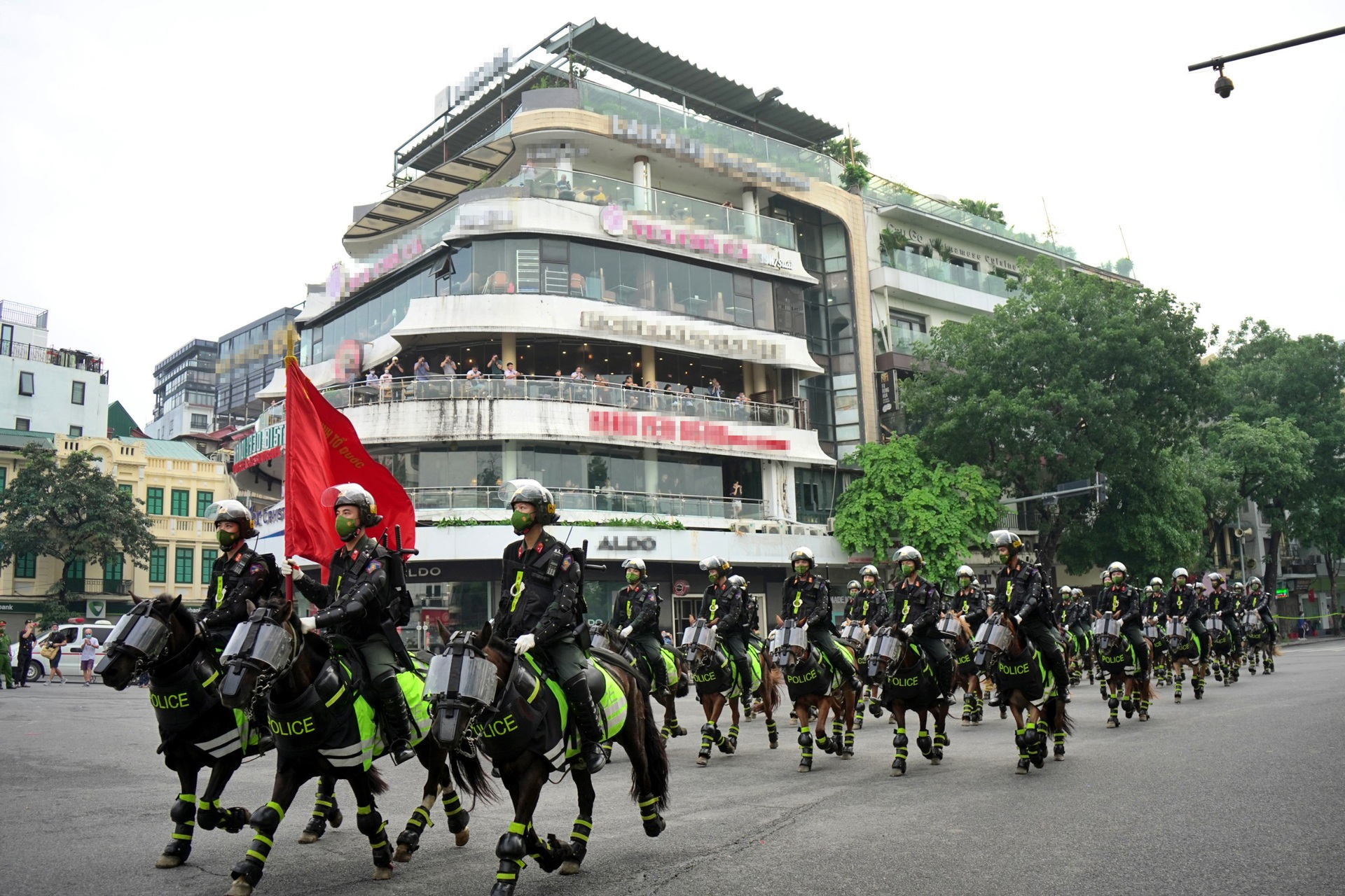 Mãn nhãn hình ảnh CSCĐ Kỵ binh diễu hành quanh phố đi bộ hồ Gươm - 15 Mãn nhãn hình ảnh CSCĐ Kỵ binh diễu hành quanh phố đi bộ hồ Gươm - 15