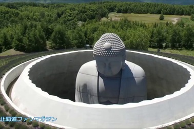 Đồi tượng Phật kỳ lạ nằm giữa cánh đồng hoa oải hương