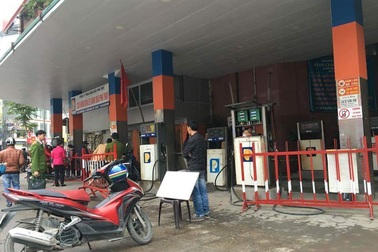 Hà Nội: Ô tô húc đổ cột bơm xăng, đâm gãy chân 1 học sinh