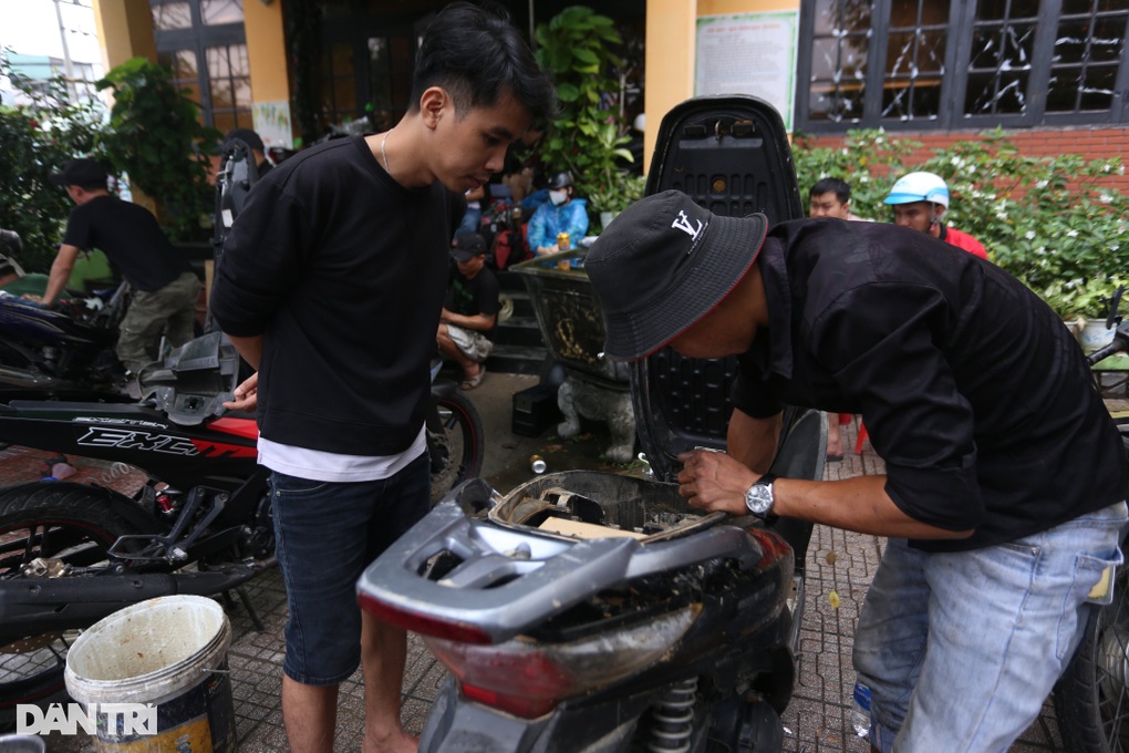 Thợ sửa xe Quảng Nam rủ nhau xuống núi giúp người Đà Nẵng - 4 Thợ sửa xe Quảng Nam rủ nhau xuống núi giúp người Đà Nẵng - 4