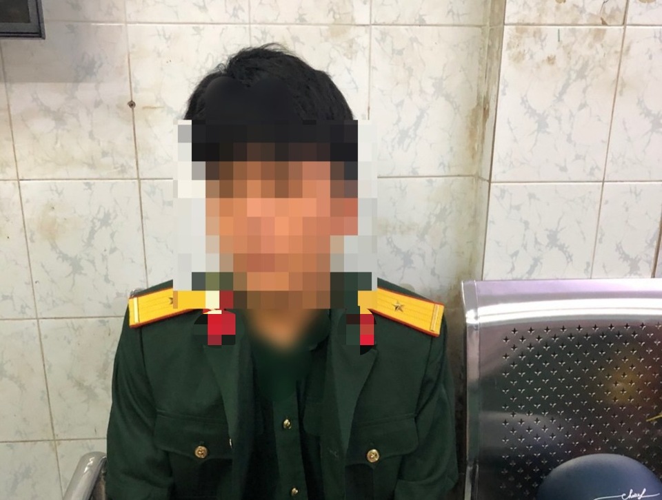 “Hotboy” mặc quân phục ngồi trên xe máy hú còi ưu tiên inh ỏi - 1 “Hotboy” mặc quân phục ngồi trên xe máy hú còi ưu tiên inh ỏi - 1