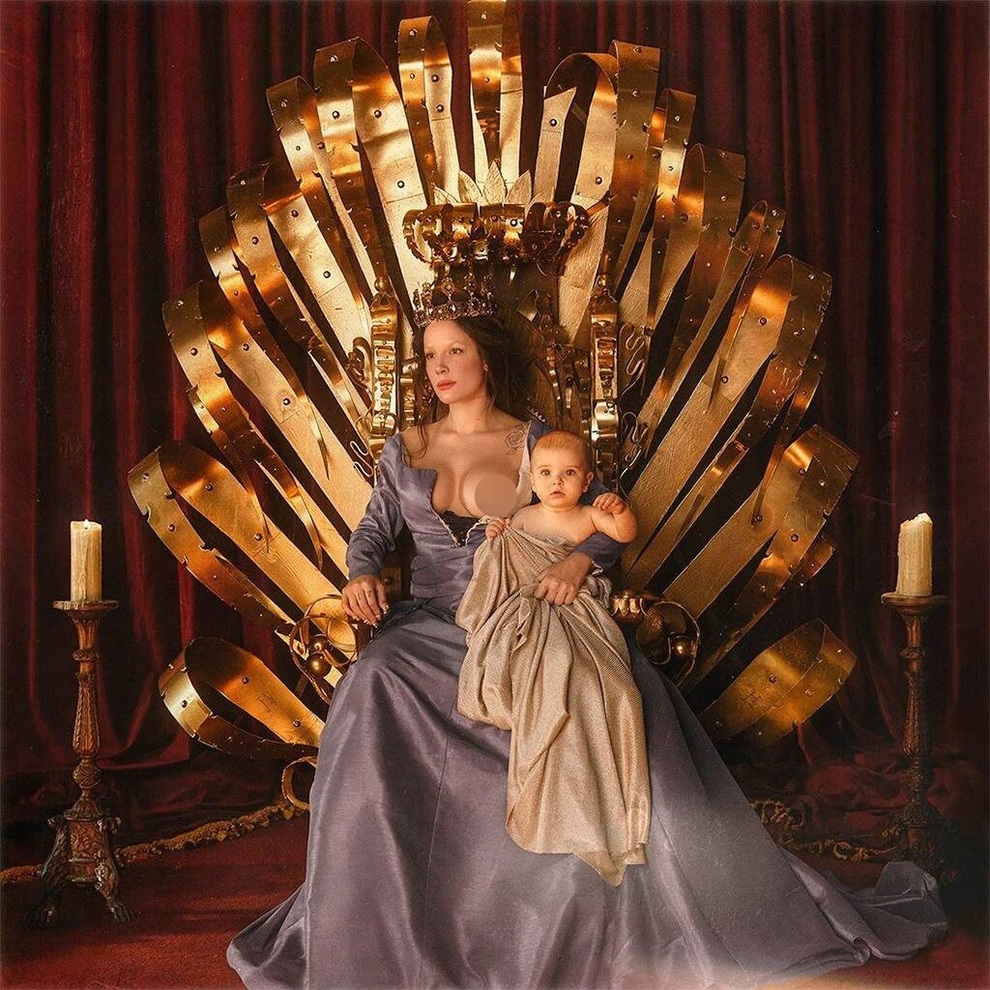 Nữ ca sĩ lộ ngực và khoe bụng bầu vượt mặt trong album nghệ thuật - 1 Nữ ca sĩ lộ ngực và khoe bụng bầu vượt mặt trong album nghệ thuật - 1