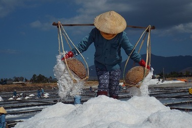 Diêm dân "mếu" vì bán 40kg muối mới mua được tô bún