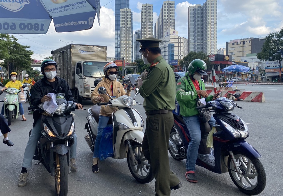 Người dân TPHCM đăng ký trực tuyến khi đưa đón con, thai phụ từ tỉnh ngoài - 1 Người dân TPHCM đăng ký trực tuyến khi đưa đón con, thai phụ từ tỉnh ngoài - 1