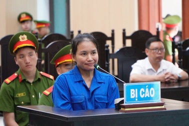 Xúc phạm Quốc kỳ, người phụ nữ bị tuyên phạt một năm tù
