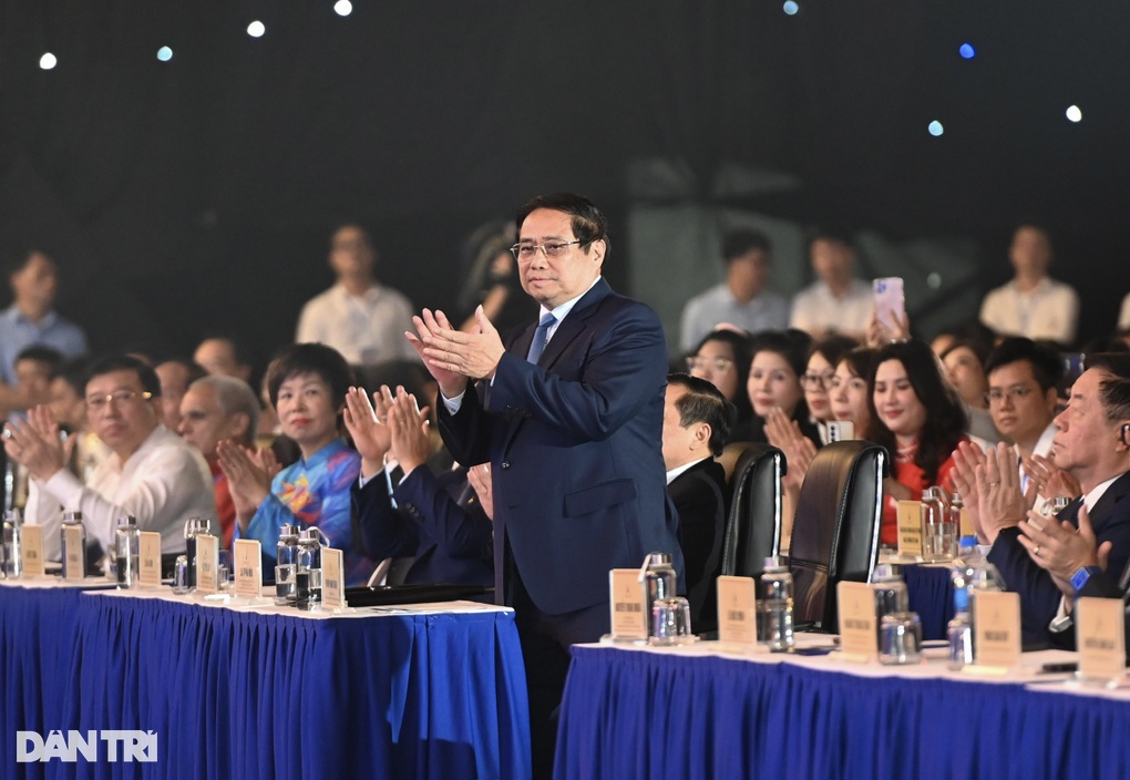 Thủ tướng: “Báo chí thổi bùng khát vọng về một Việt Nam hùng cường”