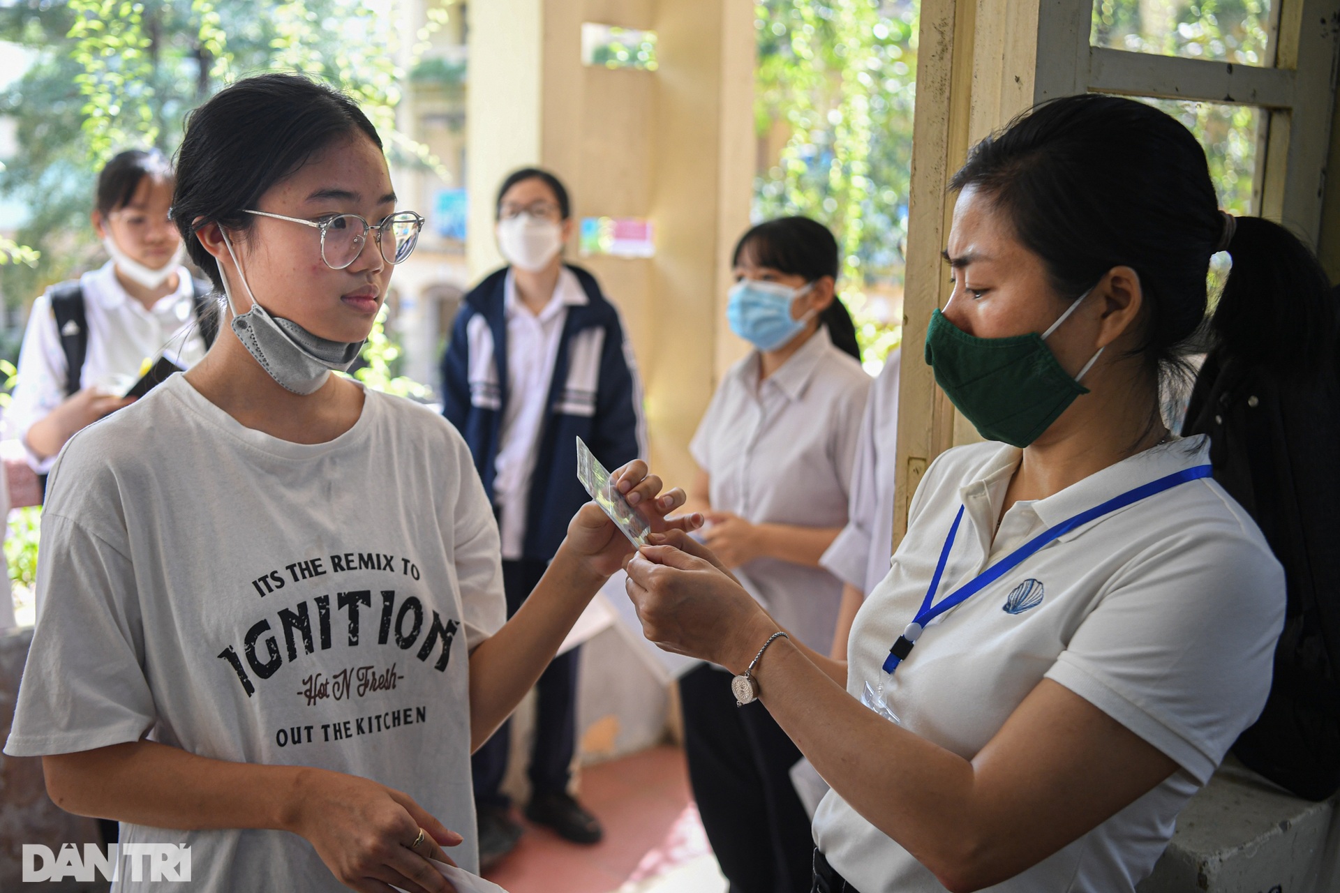 Thí sinh Hà Nội đội nắng tới các điểm thi hoàn thành thủ tục dự thi vào 10 - 9 Thí sinh Hà Nội đội nắng tới các điểm thi hoàn thành thủ tục dự thi vào 10 - 9