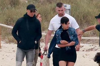 Dính chấn thương, C.Ronaldo tranh thủ đưa bạn gái đi chơi