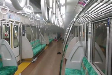 Đâm dao, phóng hỏa trên tàu điện ngầm Nhật Bản, hành khách hốt hoảng sơ tán
