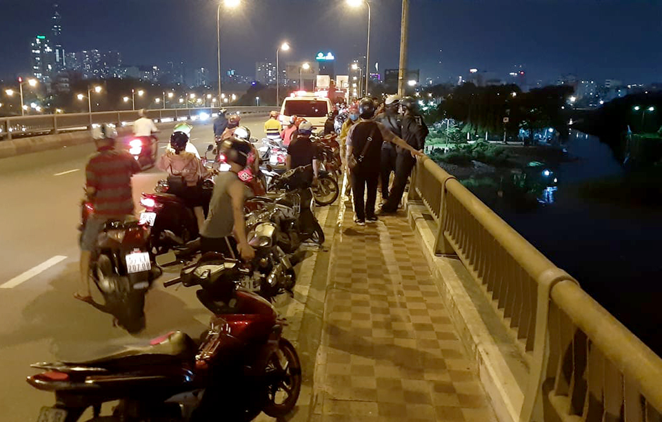 Bỏ lại ba lô và đôi dép, nam sinh nhảy sông Sài Gòn tự tử - 1 Bỏ lại ba lô và đôi dép, nam sinh nhảy sông Sài Gòn tự tử - 1