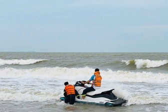 Cảnh sát xuyên đêm tìm nam sinh mất tích khi tắm biển Hải Tiến