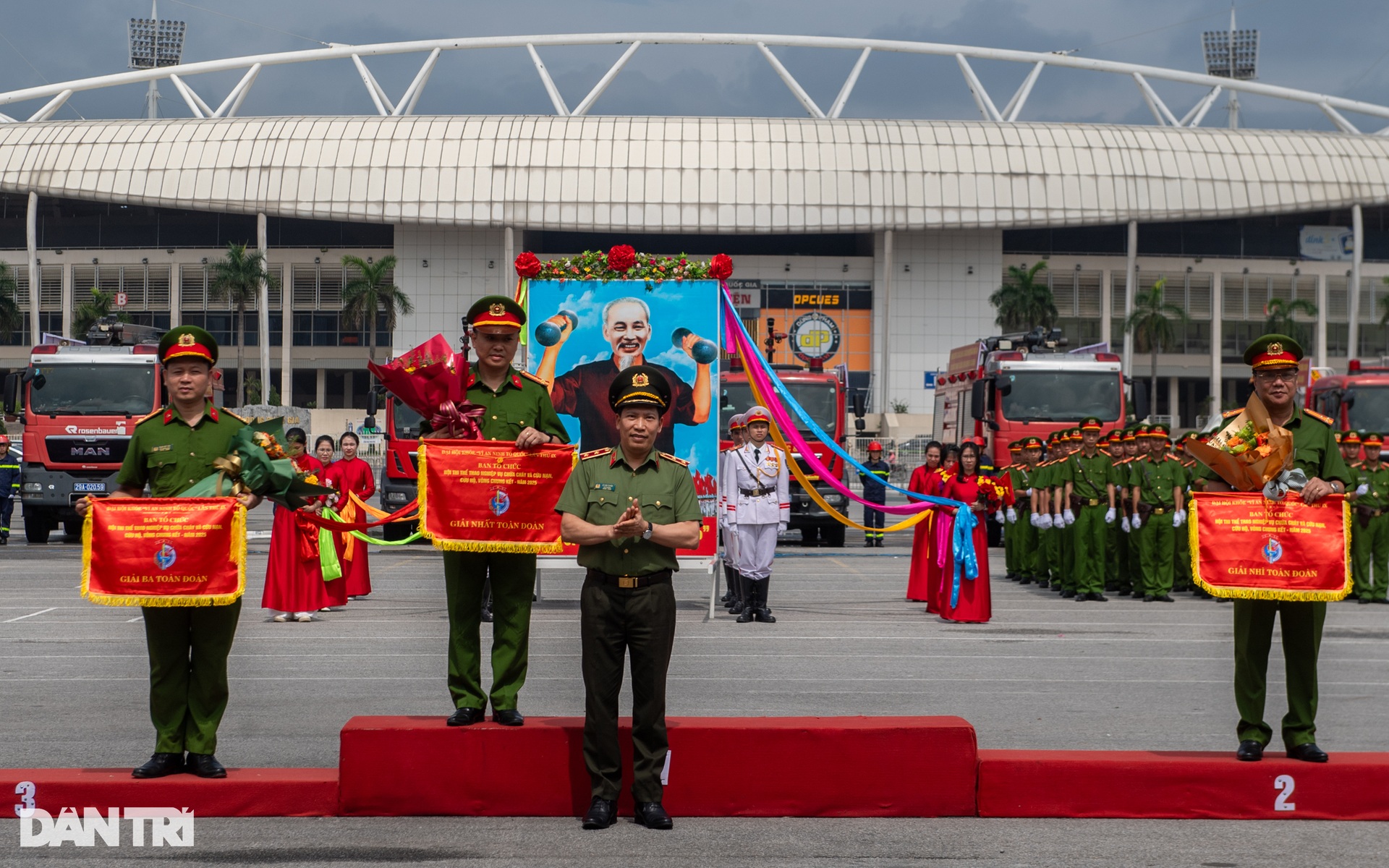 Hình ảnh ấn tượng các màn trình diễn tại hội thi phòng cháy chữa cháy - 13 Hình ảnh ấn tượng các màn trình diễn tại hội thi phòng cháy chữa cháy - 13