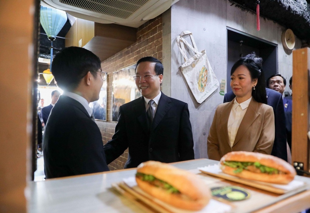 Presiden Vo Van Thuong menikmati roti Hello di Jepang - 1 Chủ tịch nước Võ Văn Thưởng thưởng thức bánh mì Xin chào trên đất Nhật - 1