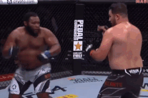 Võ sĩ nặng 120kg làm rung chuyển võ đài với cú đá đẹp mắt hạ gục đối thủ