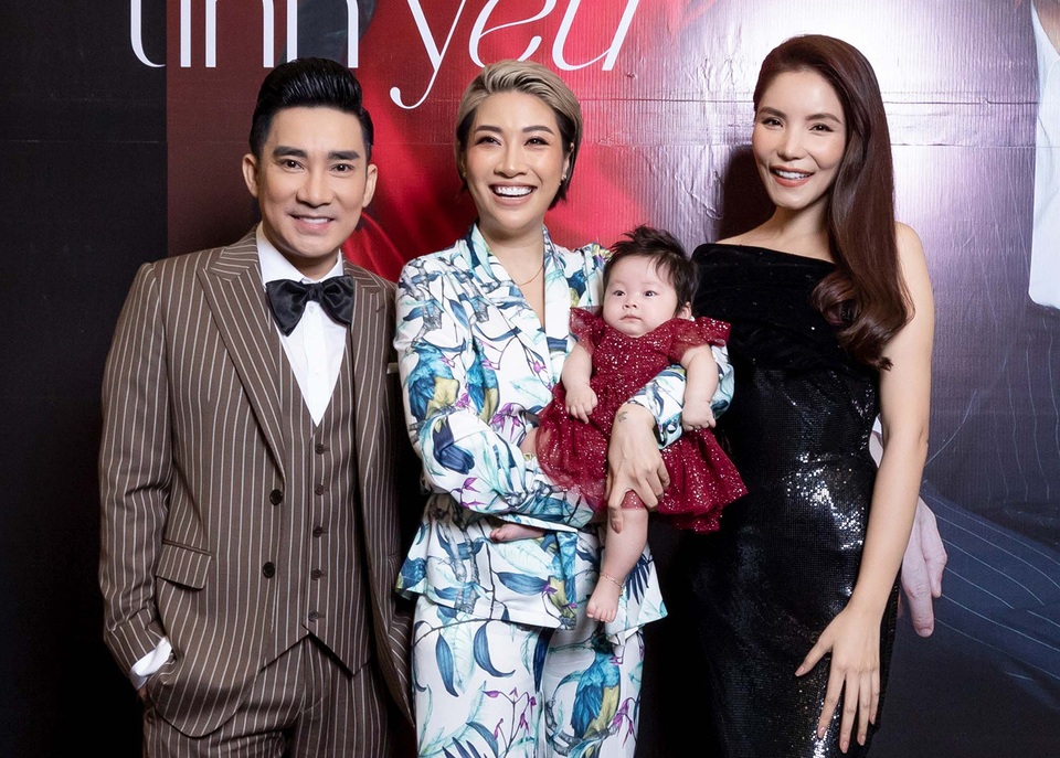 Pha Lê ẵm con 2 tháng tuổi ủng hộ Quang Hà và Kiwi Ngô Mai Trang - 1 Pha Lê ẵm con 2 tháng tuổi ủng hộ Quang Hà và Kiwi Ngô Mai Trang - 1