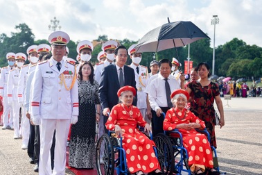 Đoàn 300 mẹ Việt Nam anh hùng xúc động vào Lăng viếng Bác