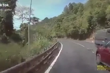 Hai xe ô tô suýt gây họa cho nhau khi vượt ẩu trên đèo