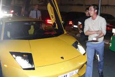 Quốc Cường lái siêu xe tới liveshow Hà Hồ