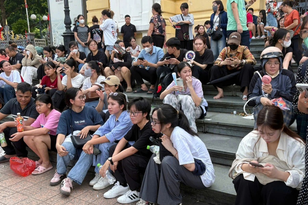 Vượt 35km đến Nhà hát Lớn nhận vé đêm nhạc, vẫn ra về tay trắng - 1 Vượt 35km đến Nhà hát Lớn nhận vé đêm nhạc, vẫn ra về tay trắng - 1