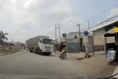 Vì một chữ Tiện, xe tải lừng lững ngang nhiên đi ngược chiều