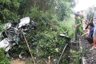 Tàu hỏa húc ô tô văng 50 mét, 4 người tử vong