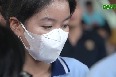Phút chạnh lòng của nữ sinh mồ côi trong ngày bước vào kỳ thi quan trọng