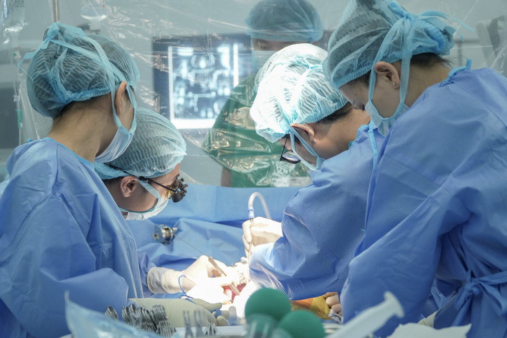 Ca ghép tạng đặc biệt, người lính quân y hồi sinh nhờ lá gan của anh ruột - 2