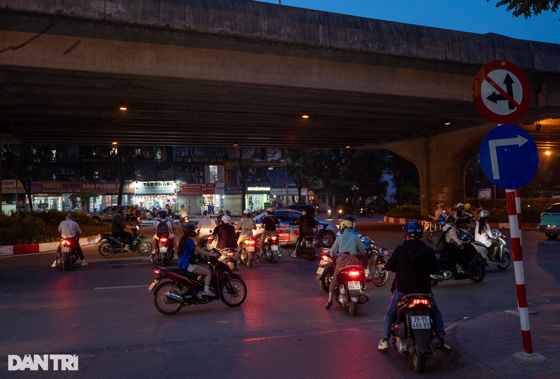 Hình ảnh xe máy đi ngược chiều tràn lan trên đường phố Hà Nội - 10