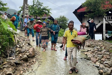 Di dời khẩn cấp 19 hộ dân ra khỏi vùng nguy cơ sạt lở cao