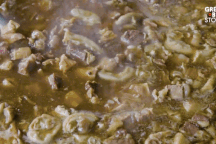 Món bò hầm đun đi đun lại suốt gần nửa thế kỷ phục vụ khách ăn