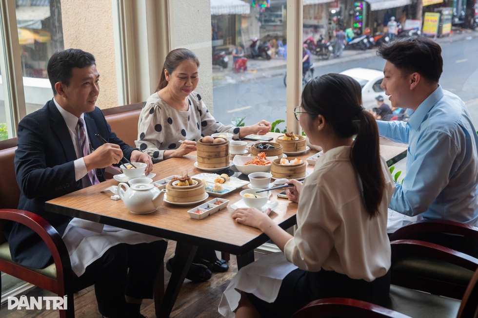 Nhà hàng hơn 2 thập kỷ ở TPHCM đưa bào ngư, vàng lá vào dimsum - 1 Nhà hàng hơn 2 thập kỷ ở TPHCM đưa bào ngư, vàng lá vào dimsum - 1