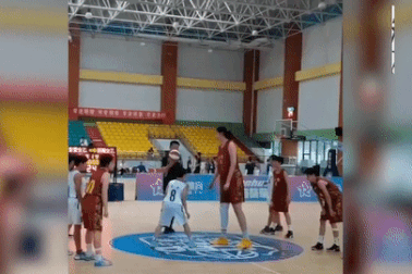 Xem cô gái 14 tuổi cao... 2,26 m chơi bóng rổ cùng bạn