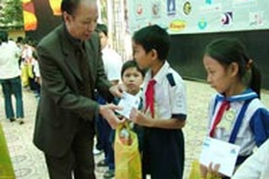 Trao 1.000 học bổng cho học sinh nghèo hiếu học lần 2