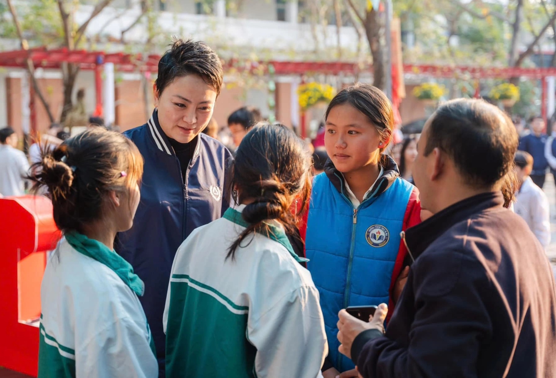 Rencontre significative de 12 étudiants de Dien Bien à Hanoi - 3 Cuộc gặp gỡ giàu ý nghĩa của 12 học sinh Điện Biên tại Hà Nội - 3