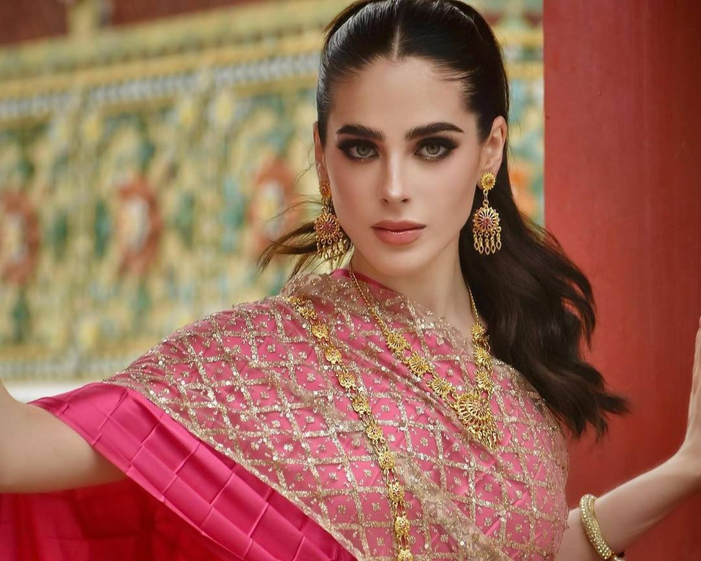 Tân Hoa hậu Hoàn vũ được biển người chào đón khi trở về nước - 4 Tân Hoa hậu Hoàn vũ được biển người chào đón khi trở về nước - 4