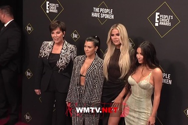 Kourtney Kardashian sành điệu kết hợp áo khoác và áo lót