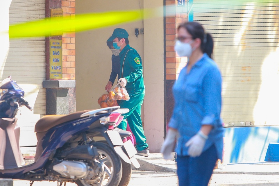 Người dân phố Trúc Bạch bị cách ly được tiếp nhu yếu phẩm như thế nào? - 6 Người dân phố Trúc Bạch bị cách ly được tiếp nhu yếu phẩm như thế nào? - 6