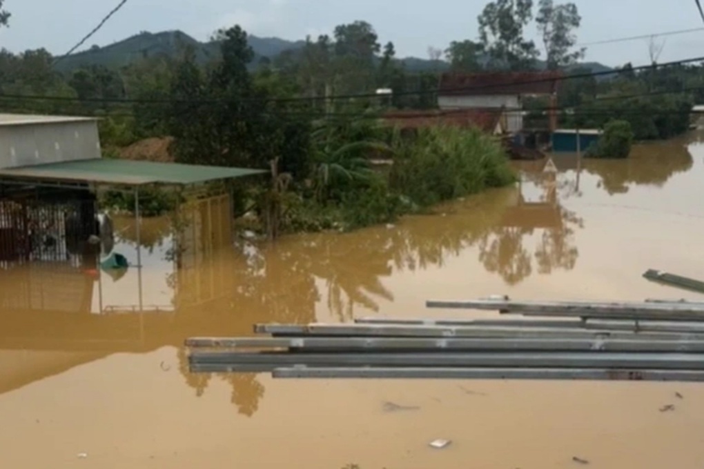 Lũ bất ngờ dâng cao, nhiều thôn ven sông Con ngập lụt - 2