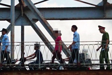 Hà Nội: Kịp thời cứu thiếu nữ 9X định nhảy cầu Long Biên