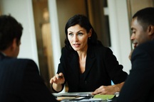 Có được phạt tiền nhân viên đi muộn, về sớm?