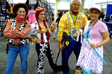 Cặp vợ chồng già đam mê cosplay gây sốt