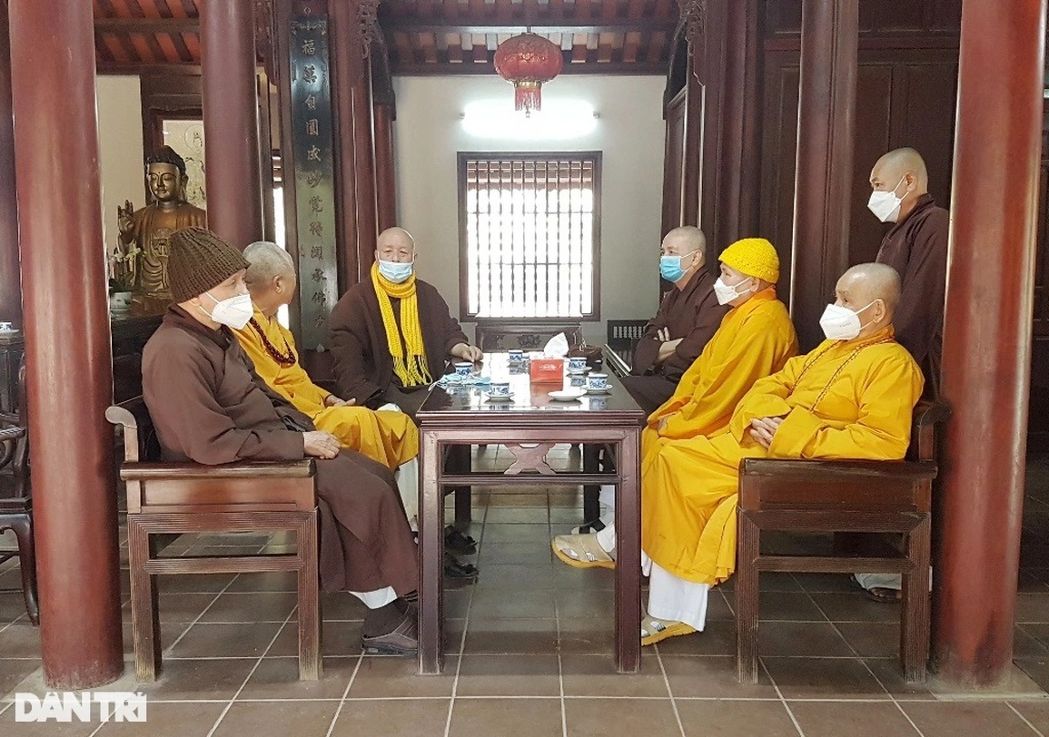Đệ tử vái lạy bên ngoài căn phòng nơi thiền sư Thích Nhất Hạnh viên tịch - 9 Đệ tử vái lạy bên ngoài căn phòng nơi thiền sư Thích Nhất Hạnh viên tịch - 9