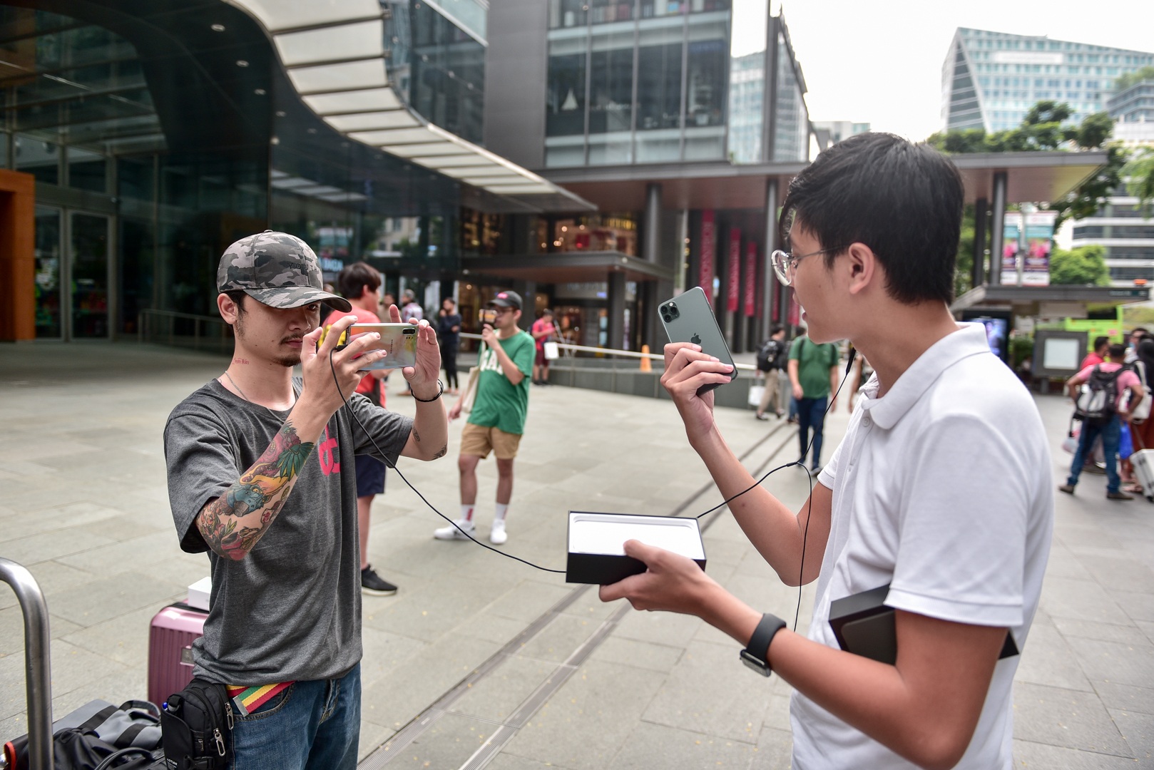 Các Youtuber Việt Nam đua nhau review iPhone 11 "ngay và luôn" tại Apple Store Singapore