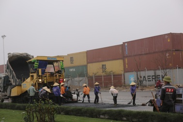 Rải thảm nhựa giữa trời mưa để chạy tiến độ?